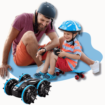 Een vader en zoon met helmen spelen vrolijk met een RC Auto. Het kind zit op een skateboard terwijl de Afstandbestuurbaar Bestuurbare Auto rondrijdt, wat zorgt voor een speels en leuk tafereel.