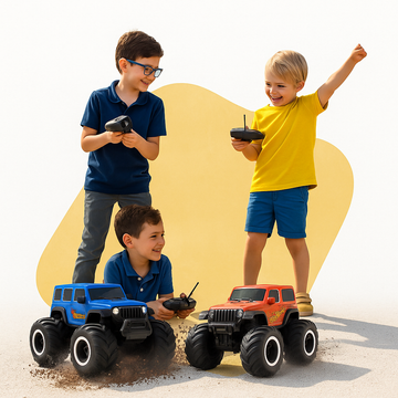 Drie jonge jongens spelen met Afstandbestuurbare RC Auto monstertrucks, één blauw en één rood, op een zandoppervlak. Twee jongens staan juichend met controllers in de hand, terwijl de derde knielt en glimlacht naast de trucks.