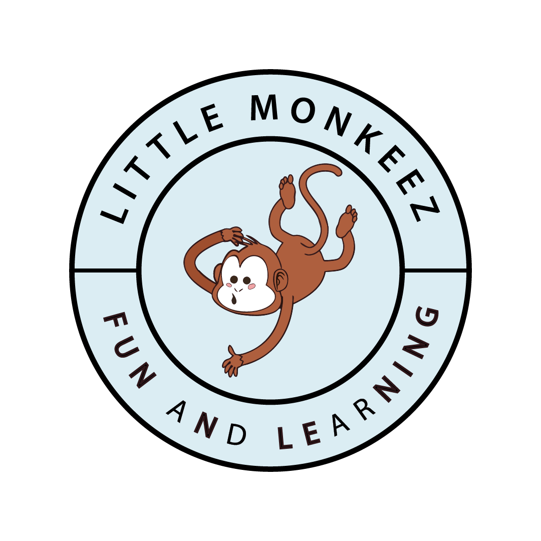 Rond logo met een speelse aap en tekst Little Monkeez fun and learning in ronde blauwe cirkel test