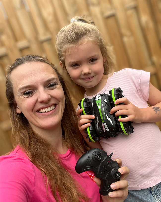 Moeder en dochter tonen hun groene Trail Master en controller
