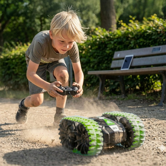 Een kind bestuurt buiten een groene en zwarte RC-stuntauto op een grindpad, terwijl stof opwaait tijdens het rijden