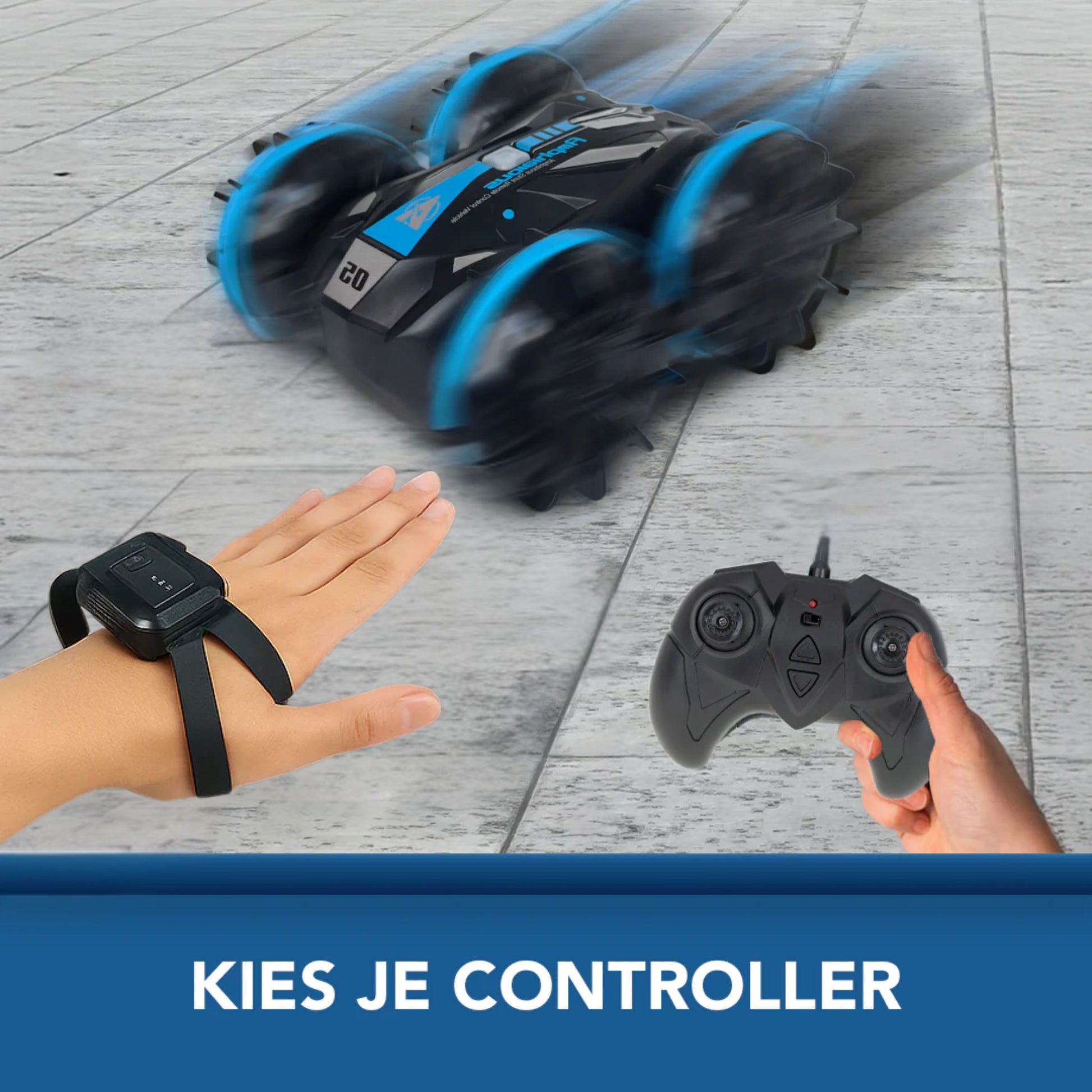 Een zwarte en blauwe stunt-RC auto rijdt met hoge snelheid over een grijze tegelvloer. Links draagt een kind een handcontroller om de pols en rechts houdt iemand een afstandsbediening vast. Onderaan staat in een blauwe balk de tekst: ‘KIES JE CONTROLLER’.