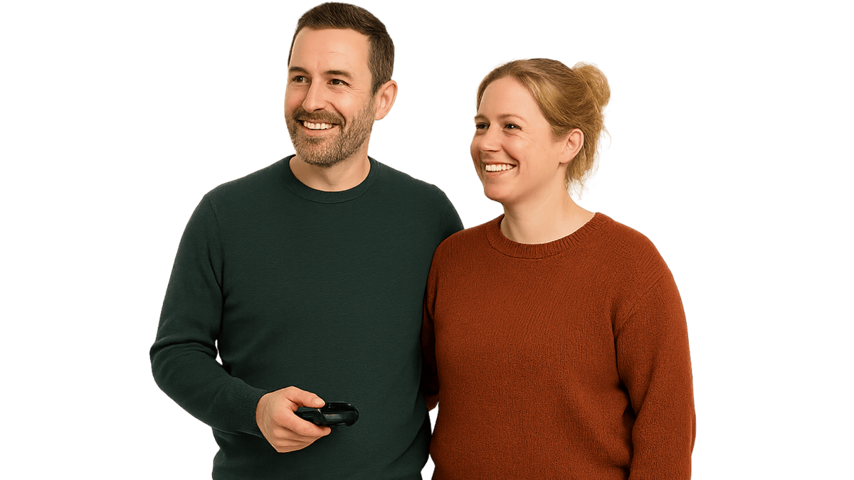 Man met afstandsbediening en vrouw lachen samen, donkere achtergrond Race Auto.