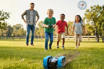 Kinderen rennen lachend achter een robuuste RC auto aan in een zonnig park met een toezichthoudende volwassene.
