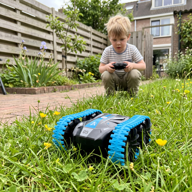 Kind bestuurt de Trail Master buiten in het gras