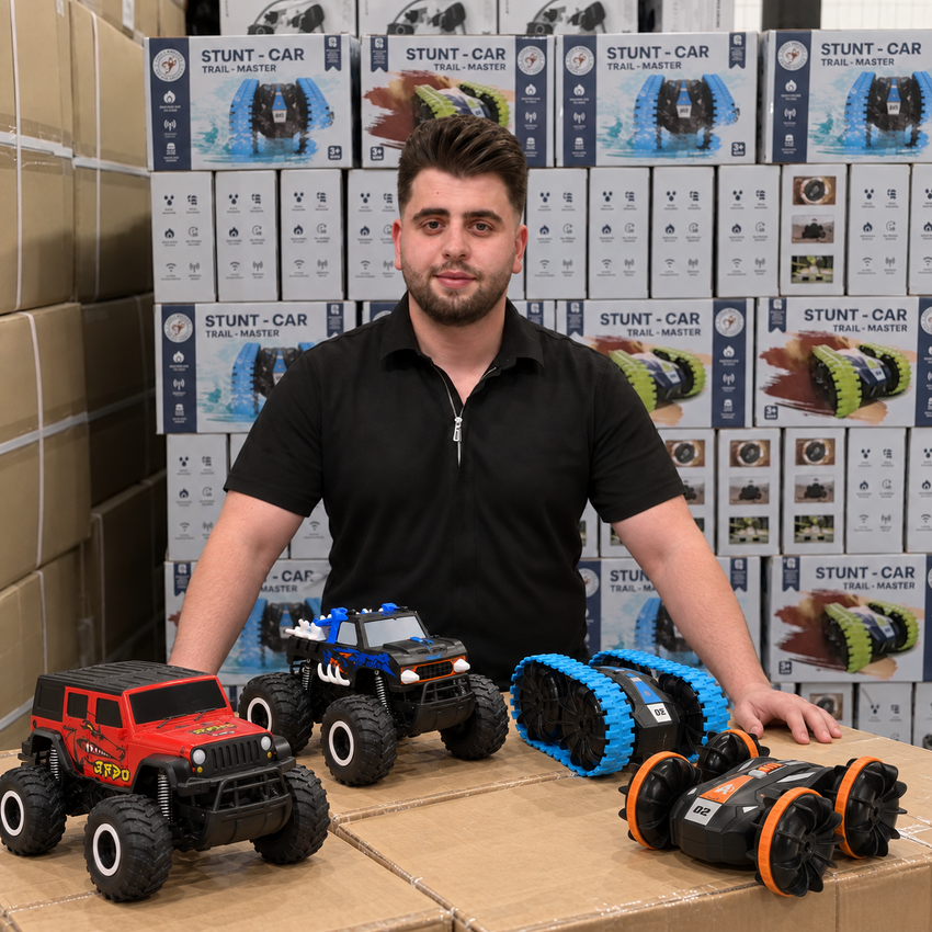 Owais, oprichter van Little Monkeez, bij de voorraad