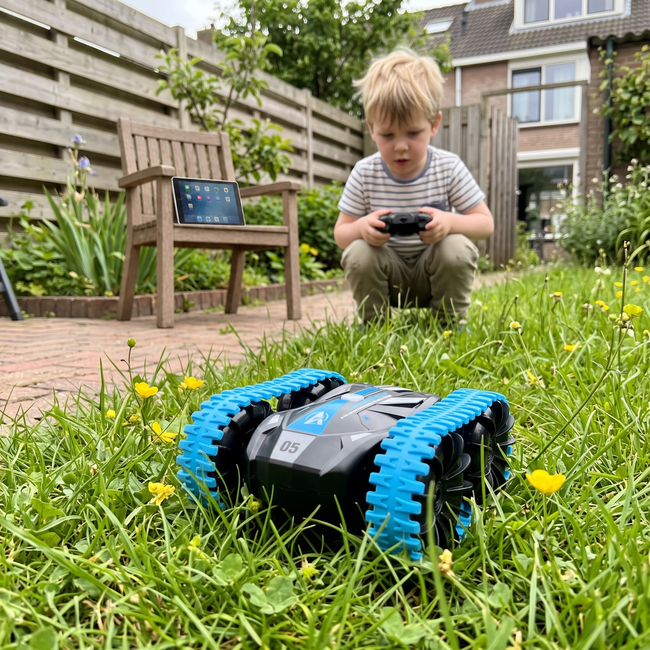 Kind speelt buiten met de Trail Master; de iPad blijft op de stoel achter hem
