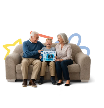 Oudere man en vrouw zitten naast lachende jongen op bank met doos van Stunt RC auto in handen.